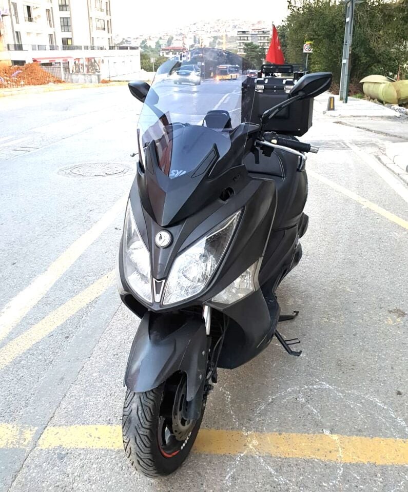 MOTOCAM SYM Joymax 250 İ Ön Cam 2015-2016 Model 65cm Füme Renkli 4mm APARATSIZ