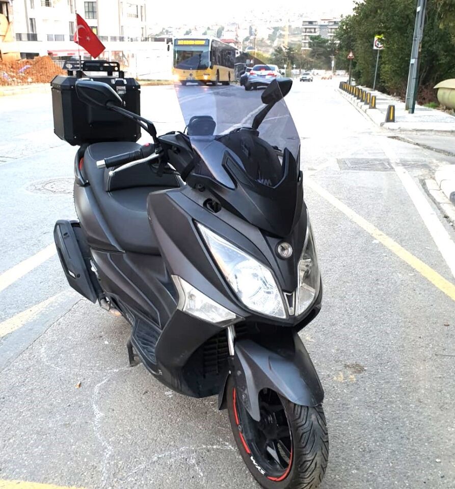 MOTOCAM SYM Joymax 250 İ Ön Cam 2015-2016 Model 65cm Füme Renkli 4mm APARATSIZ