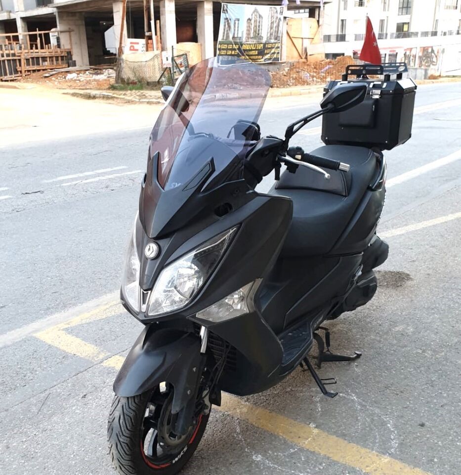 MOTOCAM SYM Joymax 250 İ Ön Cam 2015-2016 Model 65cm Füme Renkli 4mm APARATSIZ