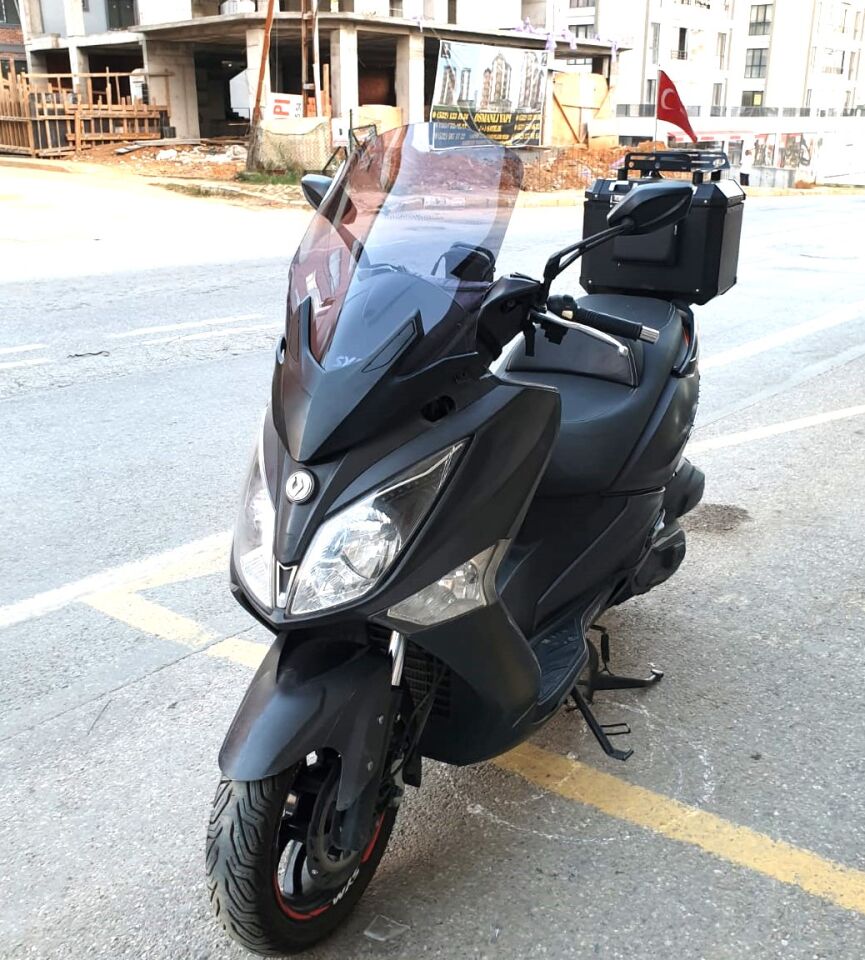 MOTOCAM SYM Joymax 250 İ Ön Cam 2015-2016 Model 65cm Füme Renkli 4mm APARATSIZ