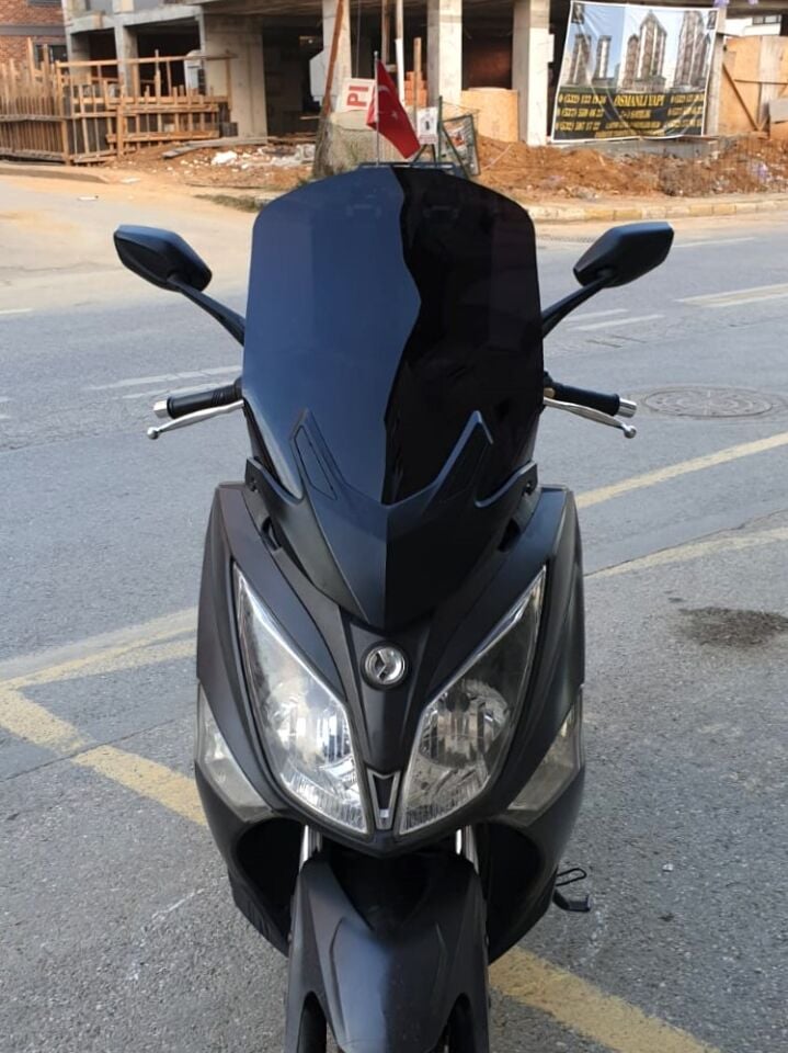 MOTOCAM SYM Joymax 250 İ Ön Cam 2015-2016 Model 65cm Siyah Renkli 4mm APARATSIZ