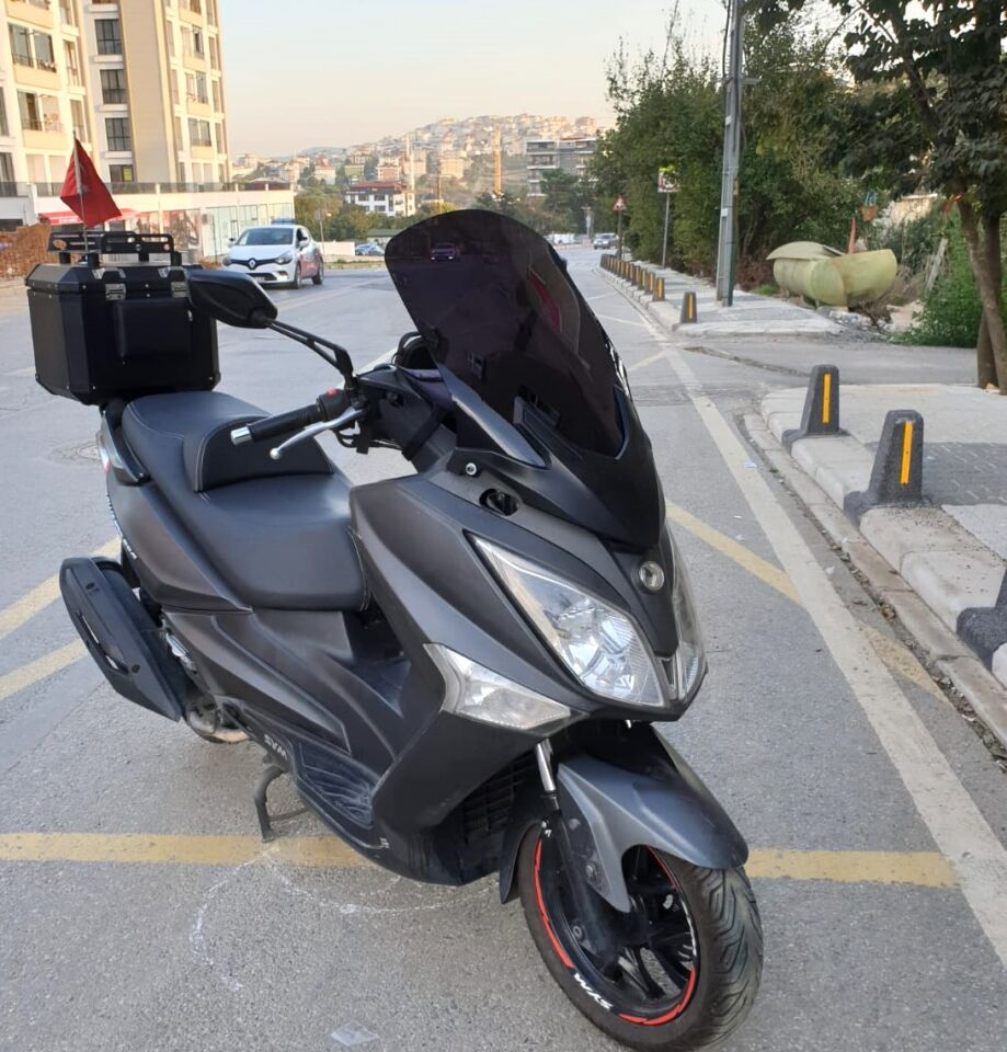 MOTOCAM SYM Joymax 250 İ Ön Cam 2015-2016 Model 65cm Siyah Renkli 4mm APARATSIZ