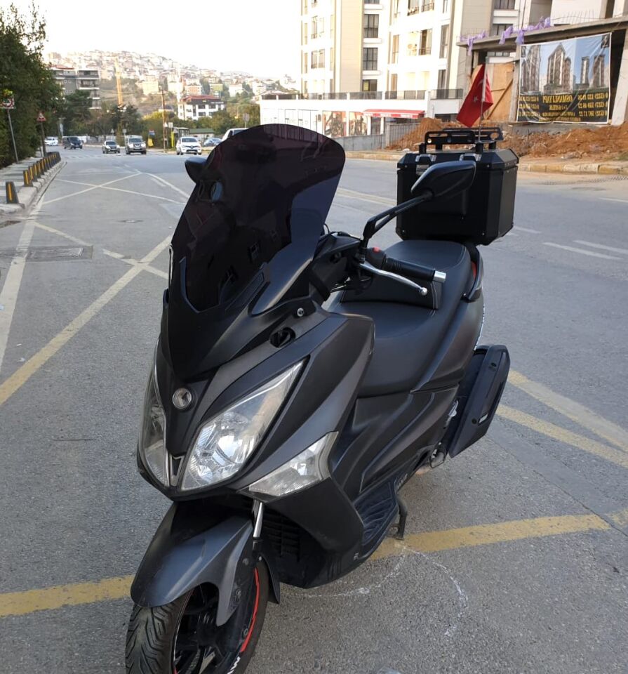 MOTOCAM SYM Joymax 250 İ Ön Cam 2015-2016 Model 65cm Siyah Renkli 4mm APARATSIZ