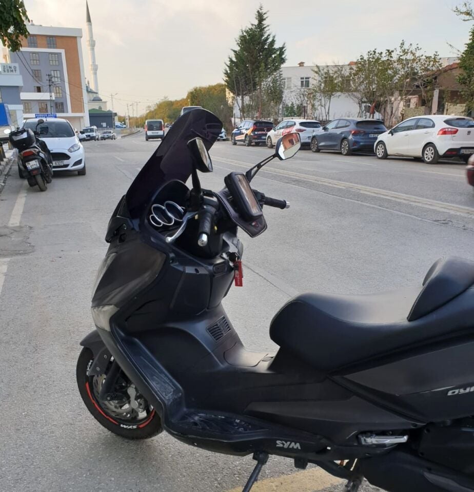 MOTOCAM SYM Joymax 250 İ Ön Cam 2015-2016 Model 65cm Siyah Renkli 4mm APARATSIZ