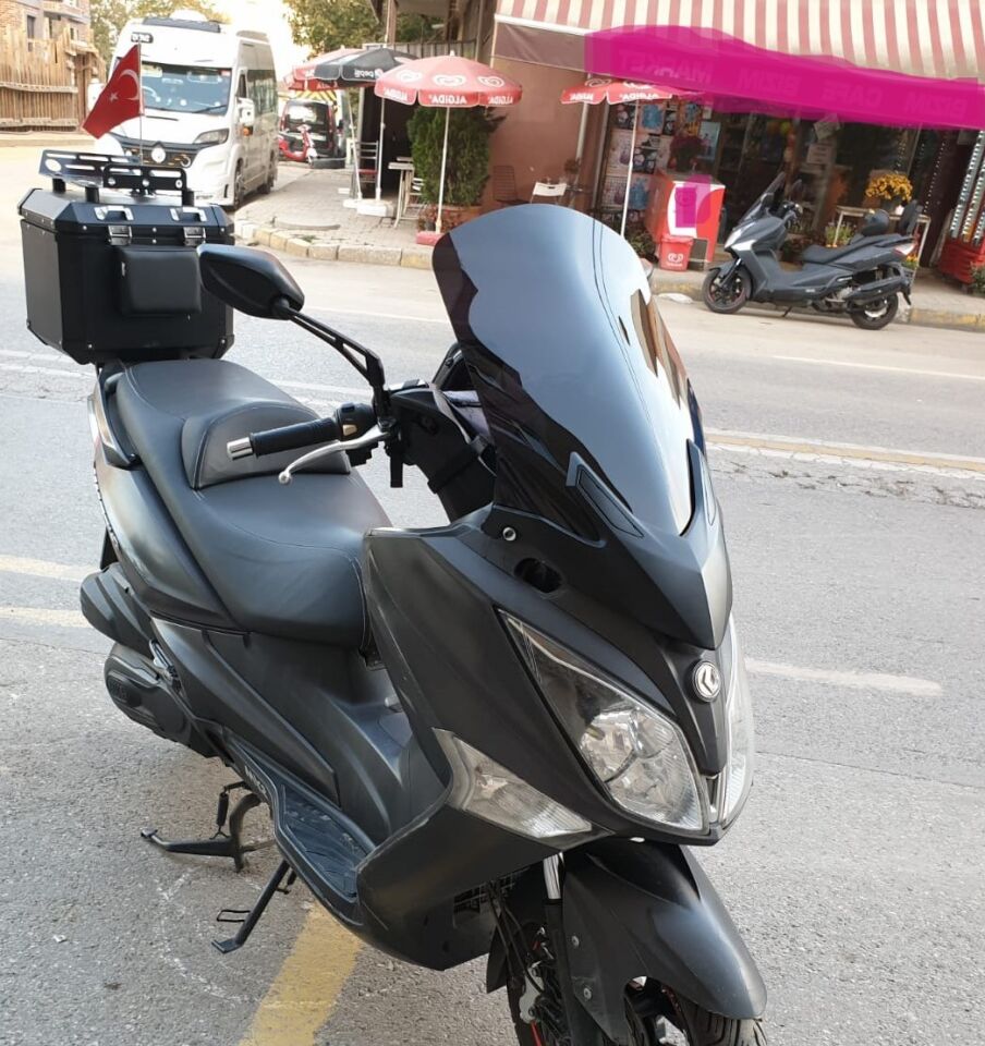 MOTOCAM SYM Joymax 250 İ Ön Cam 2015-2016 Model 65cm Siyah Renkli 4mm APARATSIZ