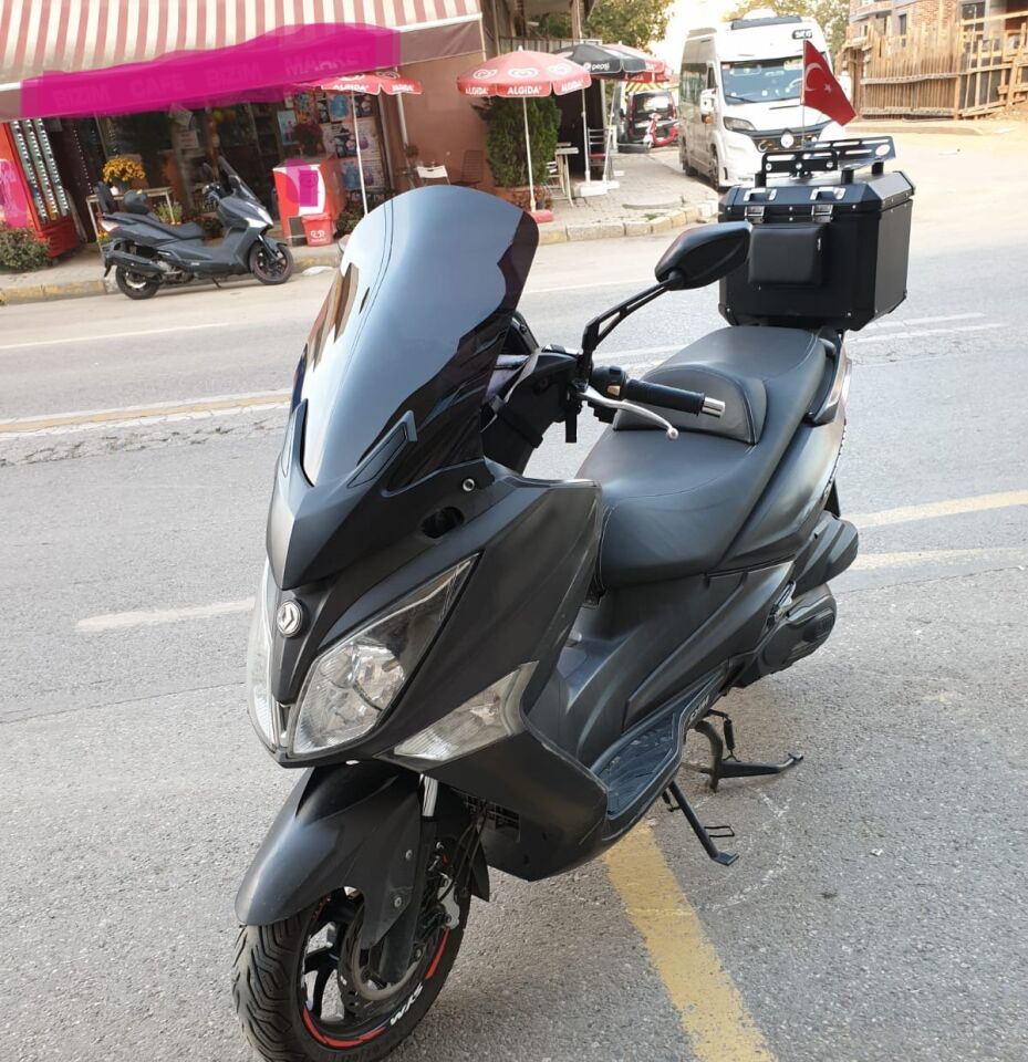 MOTOCAM SYM Joymax 250 İ Ön Cam 2015-2016 Model 65cm Siyah Renkli 4mm APARATSIZ