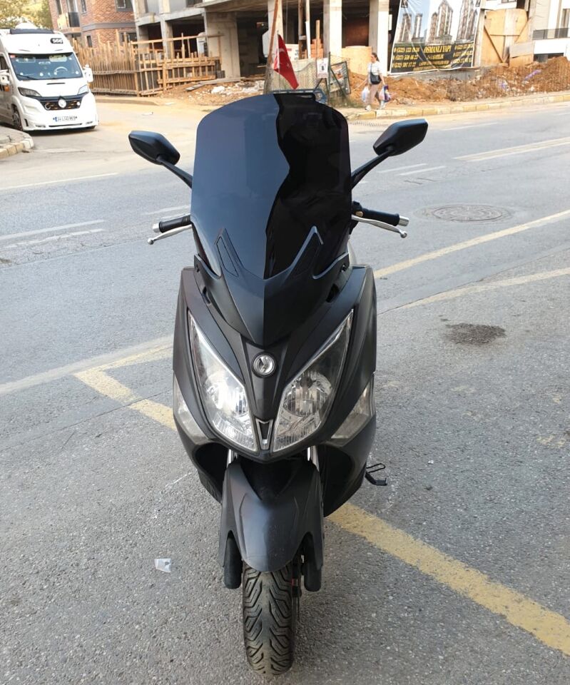 MOTOCAM SYM Joymax 250 İ Ön Cam 2015-2016 Model 65cm Siyah Renkli 4mm APARATSIZ