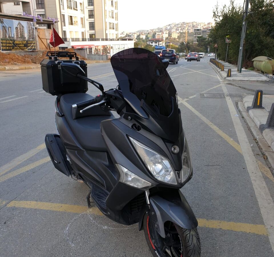 MOTOCAM SYM Joymax 250 İ Ön Cam 2015-2016 Model 65cm Siyah Renkli 4mm APARATSIZ