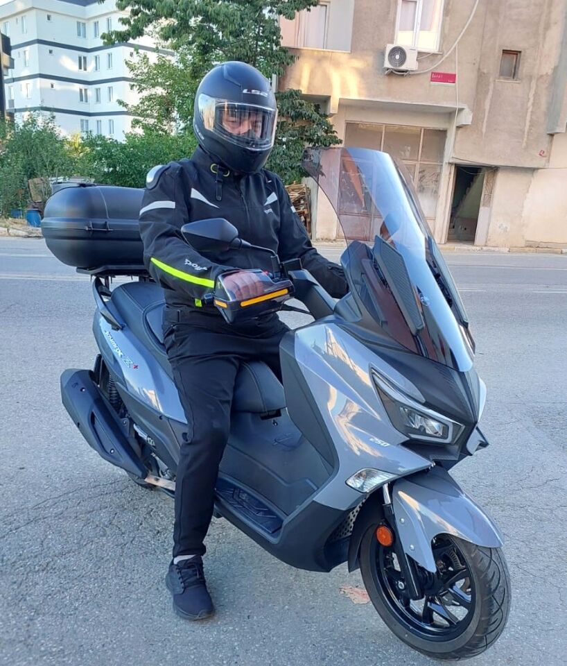 MOTOCAM SYM Joymax Z Plus Ön Cam 2023-2026 Model 70cm Füme Renkli 4mm