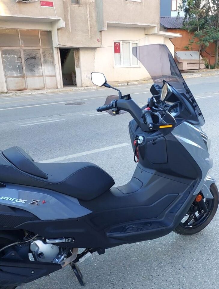 MOTOCAM SYM Joymax Z Plus Ön Cam 2023-2026 Model 70cm Füme Renkli 4mm