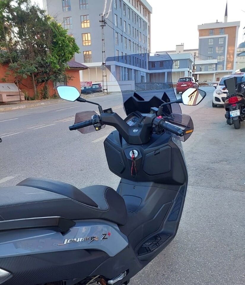 MOTOCAM SYM Joymax Z Plus Ön Cam 2023-2026 Model 70cm Füme Renkli 4mm