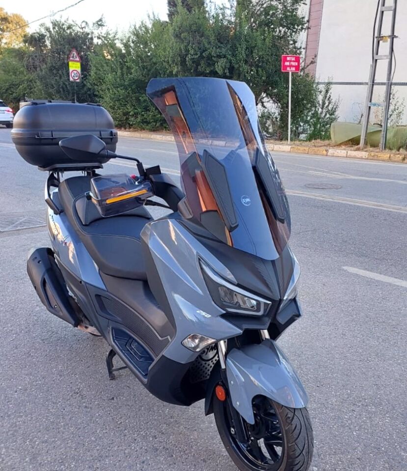 MOTOCAM SYM Joymax Z Plus Ön Cam 2023-2026 Model 70cm Füme Renkli 4mm