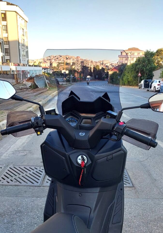 MOTOCAM SYM Joymax Z Plus Ön Cam 2023-2026 Model 70cm Füme Renkli 4mm