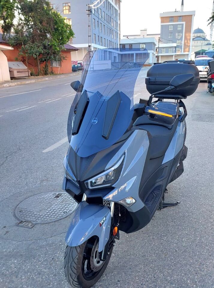 MOTOCAM SYM Joymax Z Plus Ön Cam 2023-2026 Model 70cm Füme Renkli 4mm