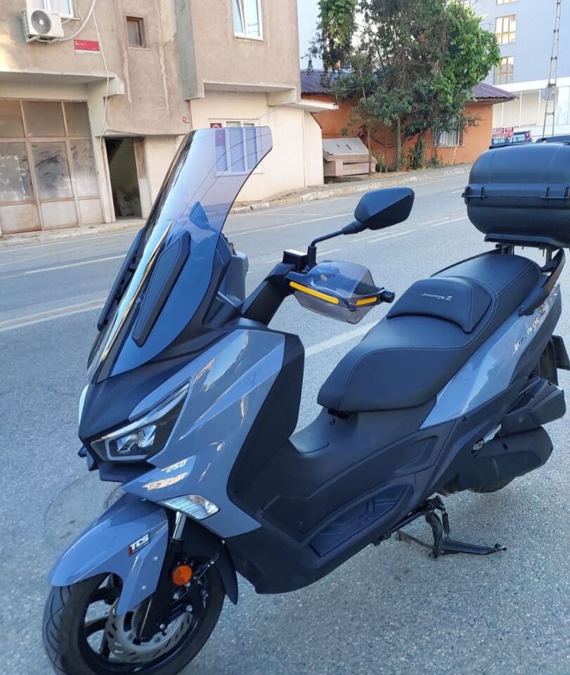 MOTOCAM SYM Joymax Z Plus Ön Cam 2023-2026 Model 70cm Füme Renkli 4mm