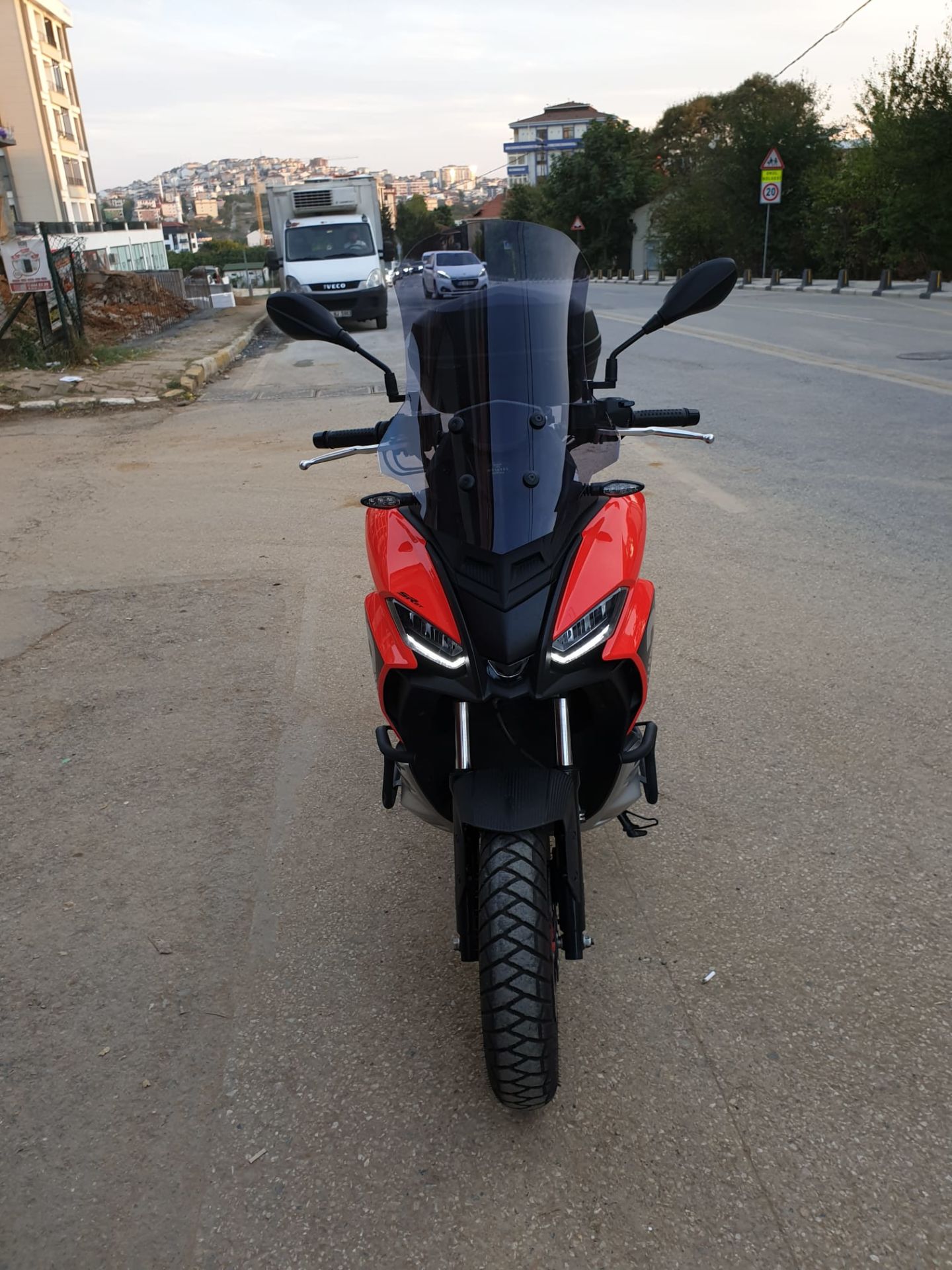 Aprilia SR GT 200 Ön Cam 2021-2025 Model 58cm Açıkfüme Renkli