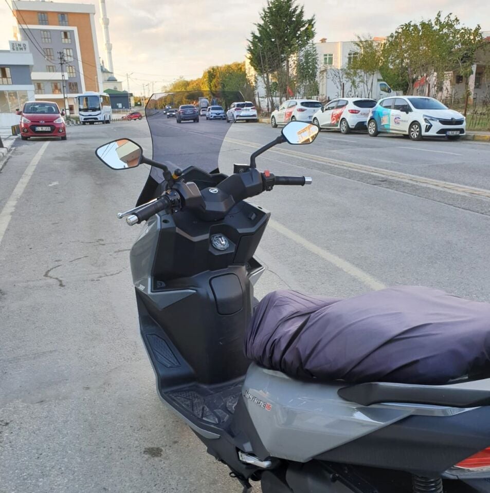 MOTOCAM SYM Joyride 300 Ön Cam 2023-2026 Model 65cm Füme Renkli 4mm ORTA BOYLU