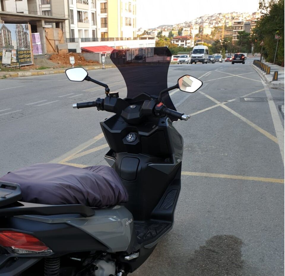 MOTOCAM SYM Joyride 300 Ön Cam 2023-2026 Model 65cm Siyah Renkli 4mm ORTA BOYLU
