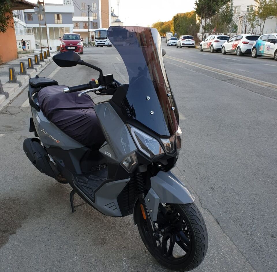 MOTOCAM SYM Joyride 300 Ön Cam 2023-2026 Model 65cm Siyah Renkli 4mm ORTA BOYLU