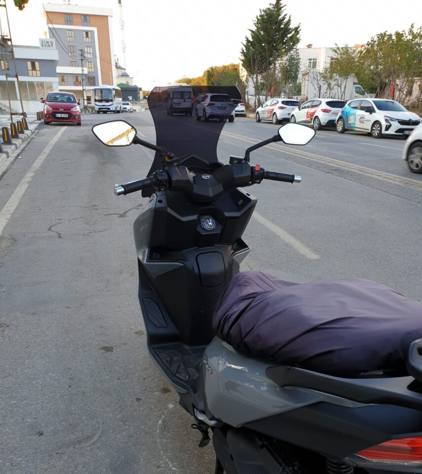 MOTOCAM SYM Joyride 300 Ön Cam 2023-2026 Model 65cm Siyah Renkli 4mm ORTA BOYLU