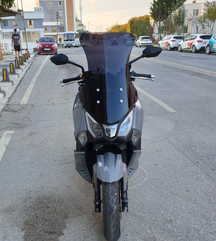 MOTOCAM SYM Joyride 300 Ön Cam 2023-2026 Model 65cm Siyah Renkli 4mm ORTA BOYLU