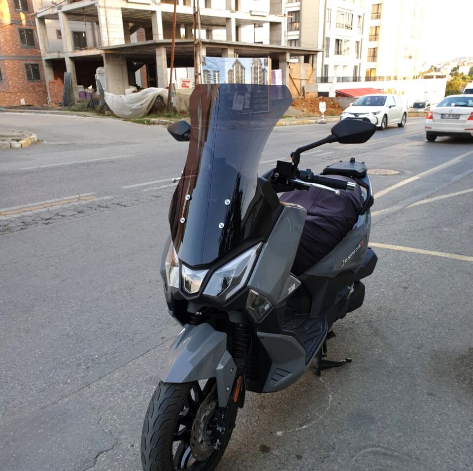 MOTOCAM SYM Joyride 300 Ön Cam 2023-2026 Model 65cm Siyah Renkli 4mm ORTA BOYLU