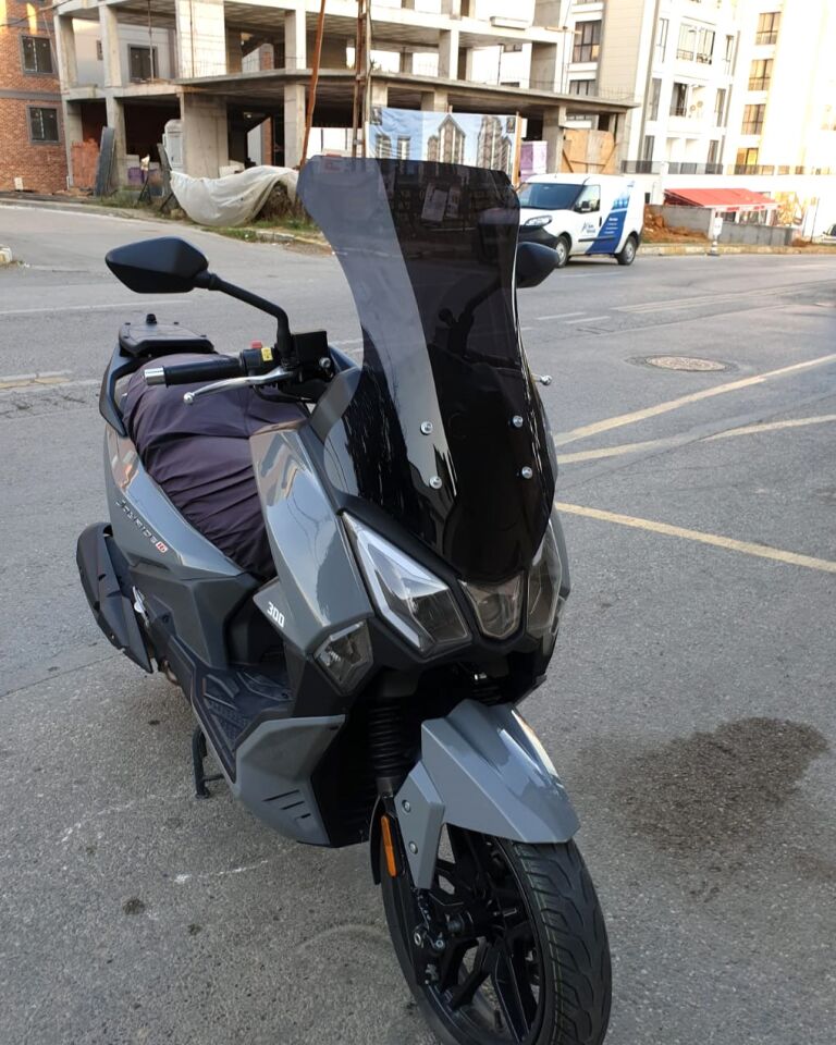 MOTOCAM SYM Joyride 300 Ön Cam 2023-2026 Model 65cm Siyah Renkli 4mm ORTA BOYLU