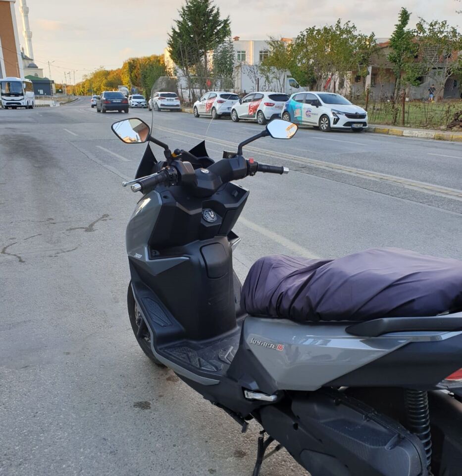 MOTOCAM SYM Joyride 300 Ön Cam 2023-2026 Model 65cm Şeffaf Renkli 4mm ORTA BOYLU