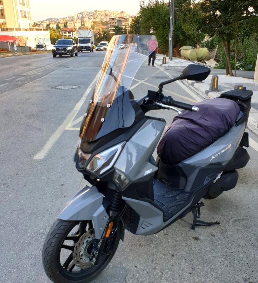 MOTOCAM SYM Joyride 300 Ön Cam 2023-2026 Model 65cm Şeffaf Renkli 4mm ORTA BOYLU