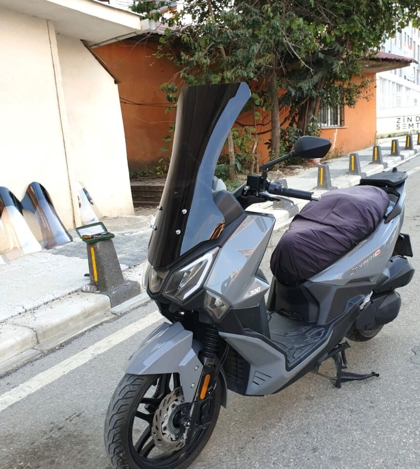 MOTOCAM SYM Joyride 300 Ön Cam 2023-2026 Model 75cm Siyah Renkli 4mm UZUN