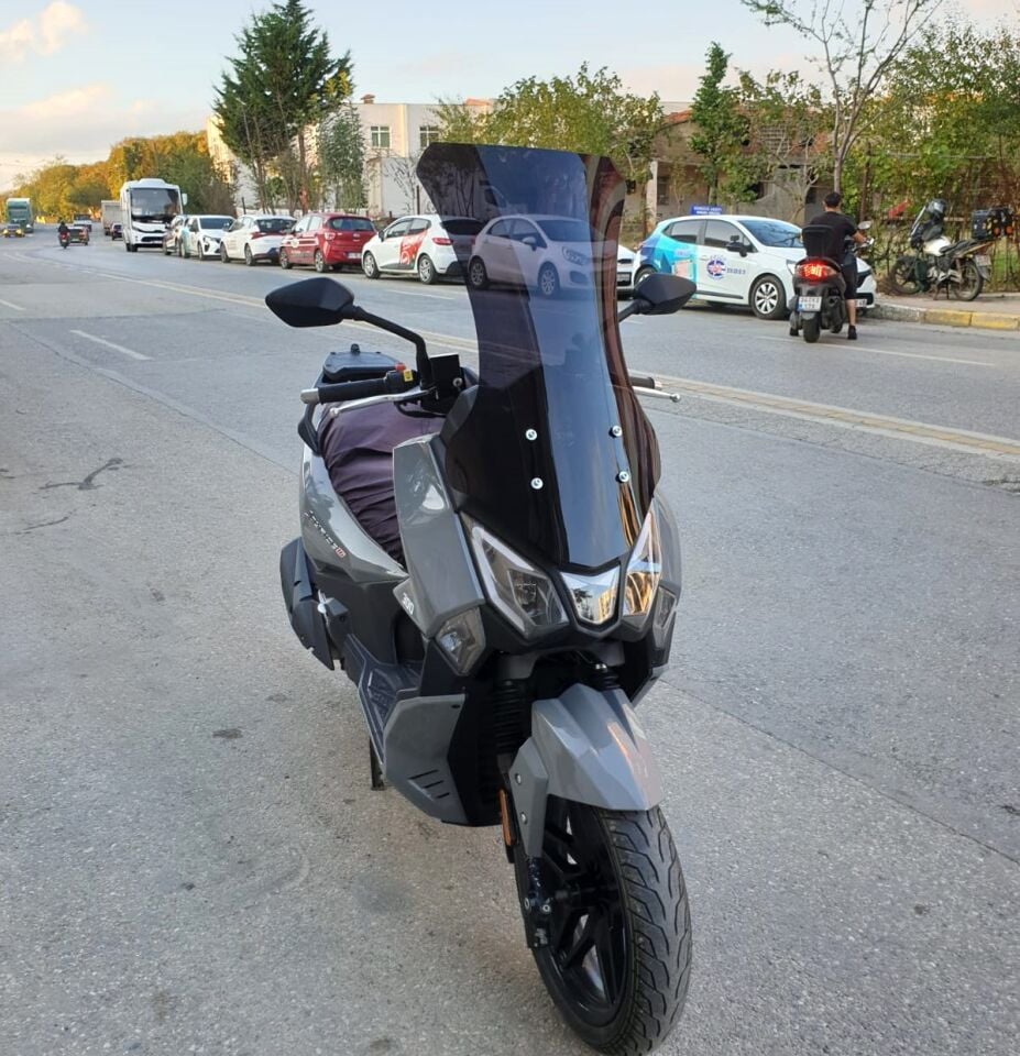 MOTOCAM SYM Joyride 300 Ön Cam 2023-2026 Model 75cm Siyah Renkli 4mm UZUN