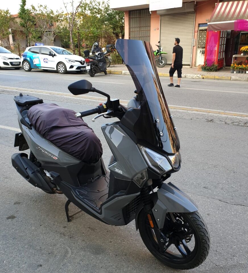 MOTOCAM SYM Joyride 300 Ön Cam 2023-2026 Model 75cm Siyah Renkli 4mm UZUN