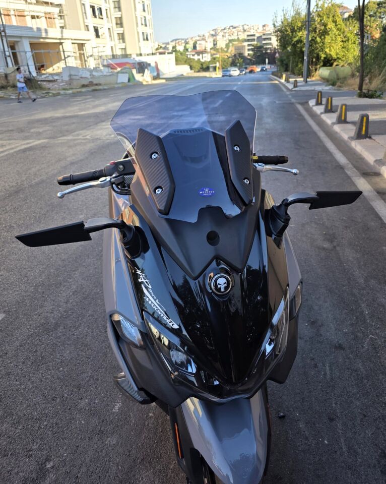 MOTOCAM Sym Maxsym TL 508 Ön Cam 2022-2026 Model 41cm Füme Renkli 4mm SPORTİF