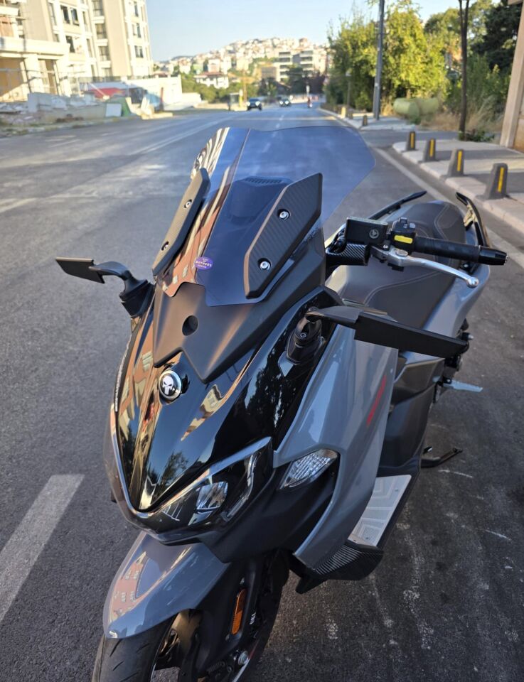 MOTOCAM Sym Maxsym TL 508 Ön Cam 2022-2026 Model 41cm Füme Renkli 4mm SPORTİF