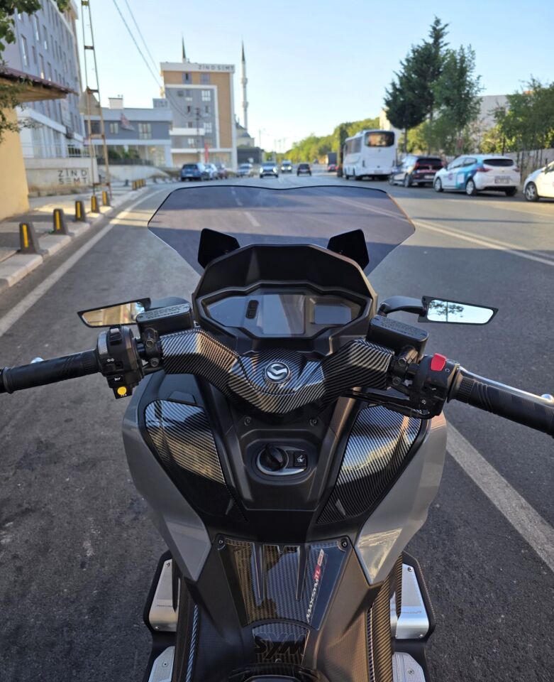 MOTOCAM Sym Maxsym TL 508 Ön Cam 2022-2026 Model 41cm Füme Renkli 4mm SPORTİF