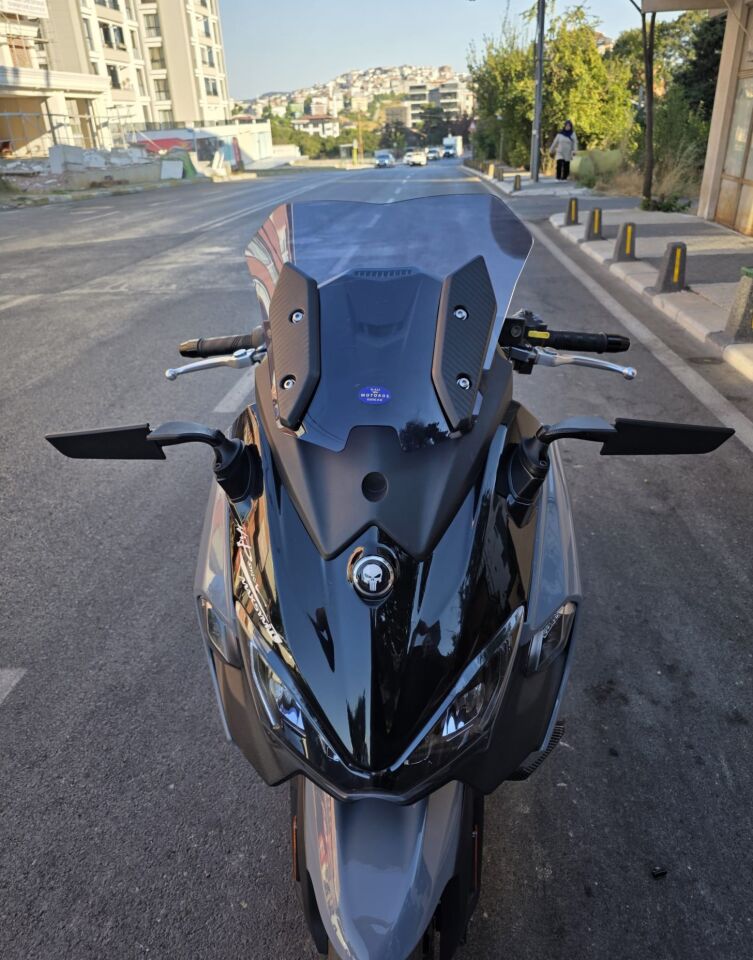 MOTOCAM Sym Maxsym TL 508 Ön Cam 2022-2026 Model 41cm Füme Renkli 4mm SPORTİF