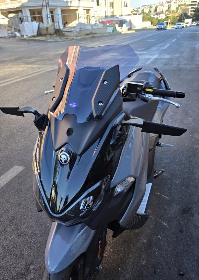 MOTOCAM Sym Maxsym TL 508 Ön Cam 2022-2026 Model 41cm Füme Renkli 4mm SPORTİF