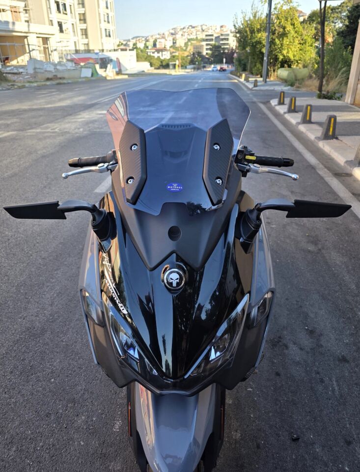 MOTOCAM Sym Maxsym TL 508 Ön Cam 2022-2026 Model 41cm Füme Renkli 4mm SPORTİF