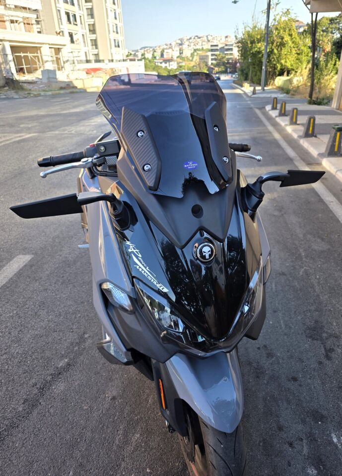 MOTOCAM Sym Maxsym TL 508 Ön Cam 2022-2026 Model 41cm Siyah Renkli 4mm SPORTİF