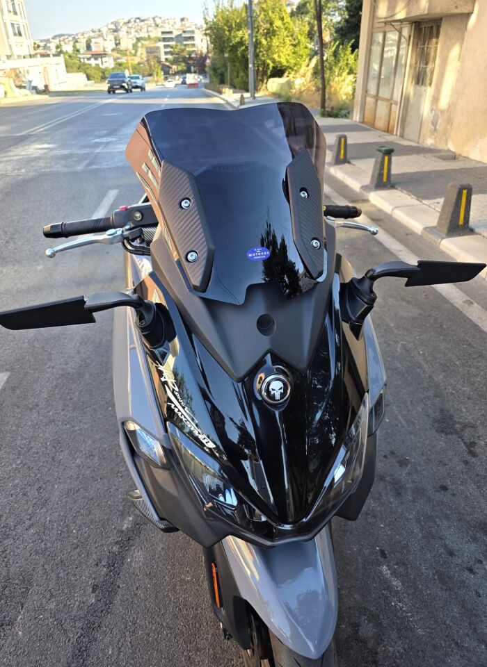 MOTOCAM Sym Maxsym TL 508 Ön Cam 2022-2026 Model 41cm Siyah Renkli 4mm SPORTİF
