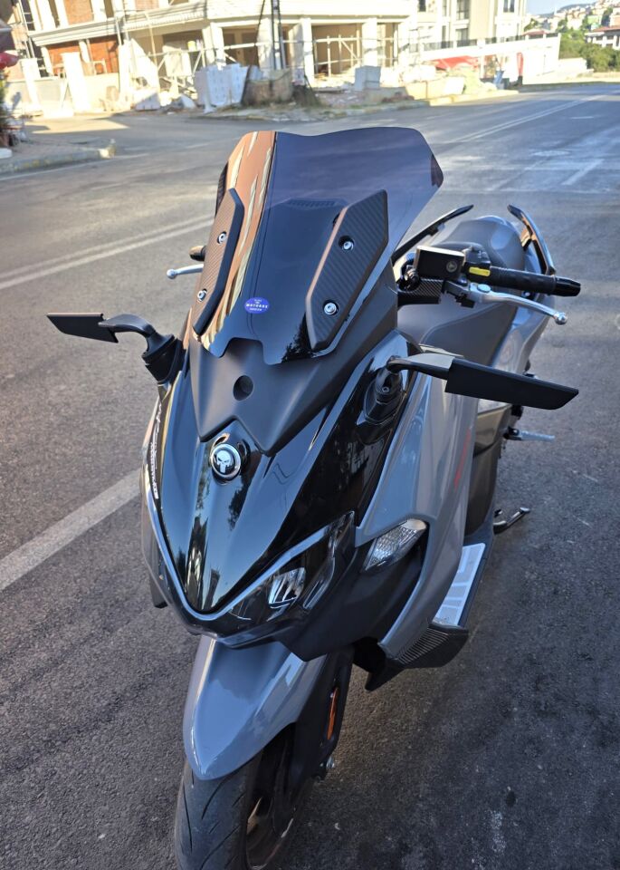 MOTOCAM Sym Maxsym TL 508 Ön Cam 2022-2026 Model 41cm Siyah Renkli 4mm SPORTİF