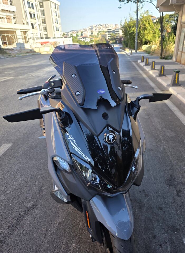 MOTOCAM Sym Maxsym TL 508 Ön Cam 2022-2026 Model 41cm Siyah Renkli 4mm SPORTİF