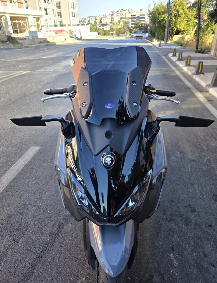 MOTOCAM Sym Maxsym TL 508 Ön Cam 2022-2026 Model 41cm Siyah Renkli 4mm SPORTİF