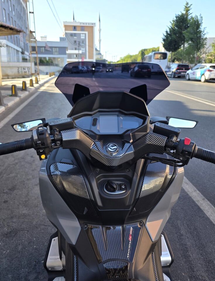 MOTOCAM Sym Maxsym TL 508 Ön Cam 2022-2026 Model 41cm Siyah Renkli 4mm SPORTİF