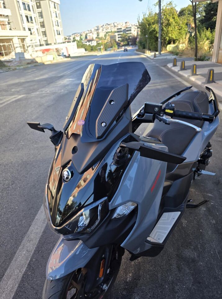 MOTOCAM Sym Maxsym TL 508 Ön Cam 2022-2026 Model 41cm Siyah Renkli 4mm SPORTİF