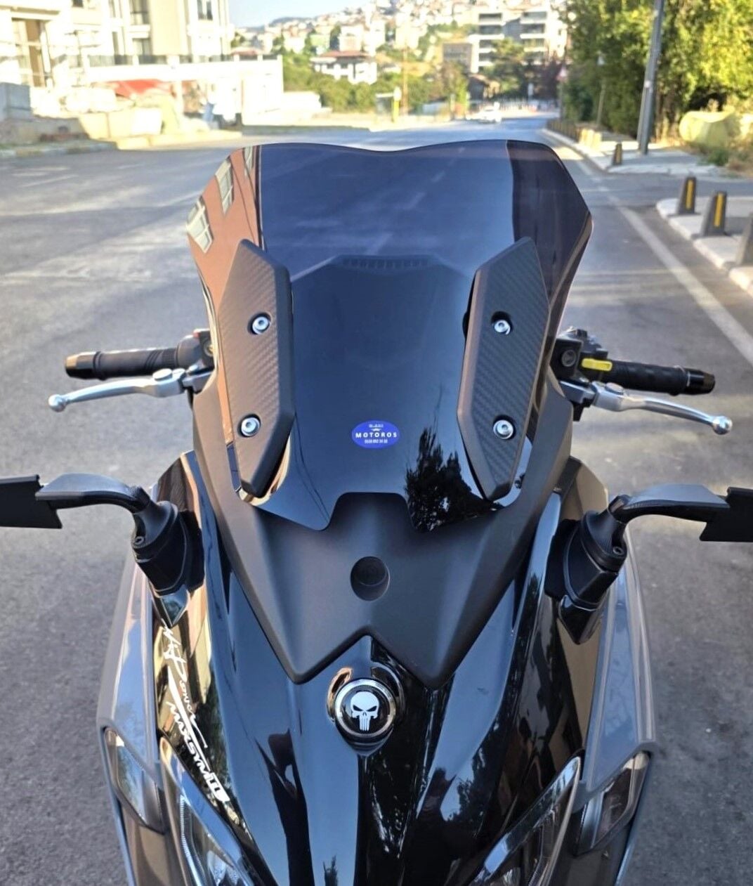 MOTOCAM Sym Maxsym TL 508 Ön Cam 2022-2026 Model 41cm Siyah Renkli 4mm SPORTİF