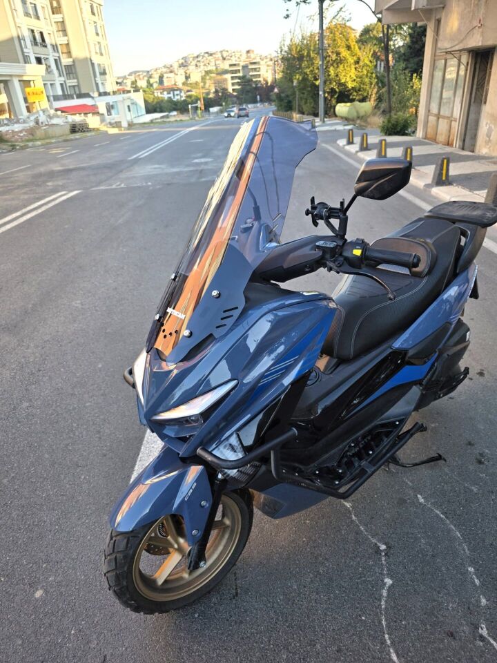 MOTOCAM Küba Newcity 50 Ön Cam 2023-2026 Model 65cm Füme Renkli 4mm