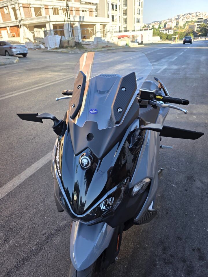 MOTOCAM Sym Maxsym TL 508 Ön Cam 2022-2026 Model 41cm Şeffaf Renkli 4mm SPORTİF