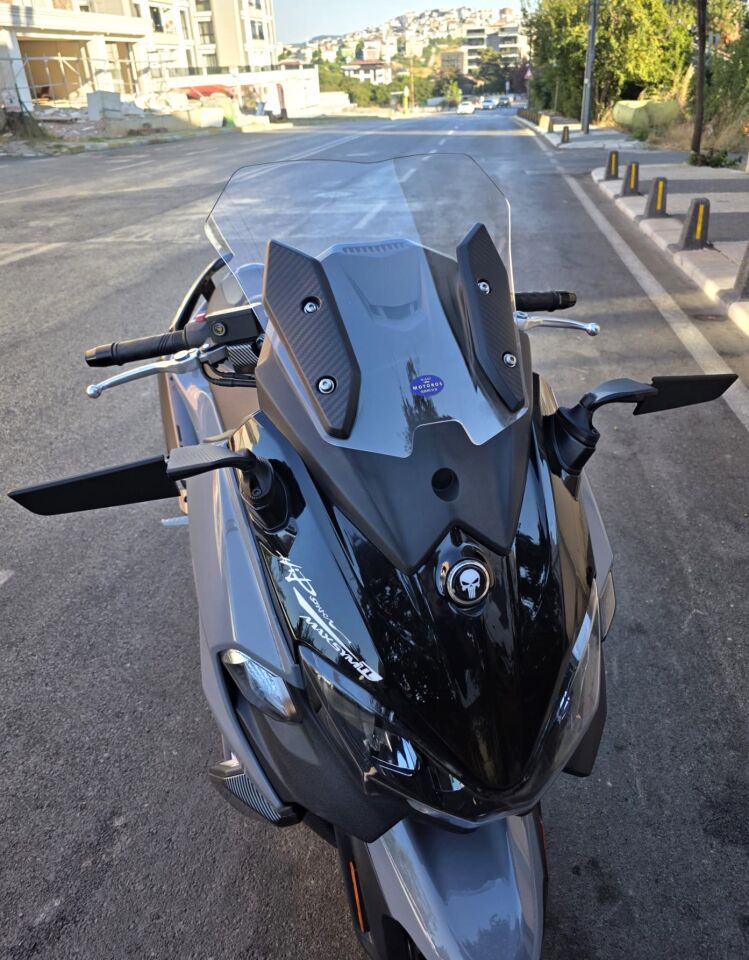 MOTOCAM Sym Maxsym TL 508 Ön Cam 2022-2026 Model 41cm Şeffaf Renkli 4mm SPORTİF