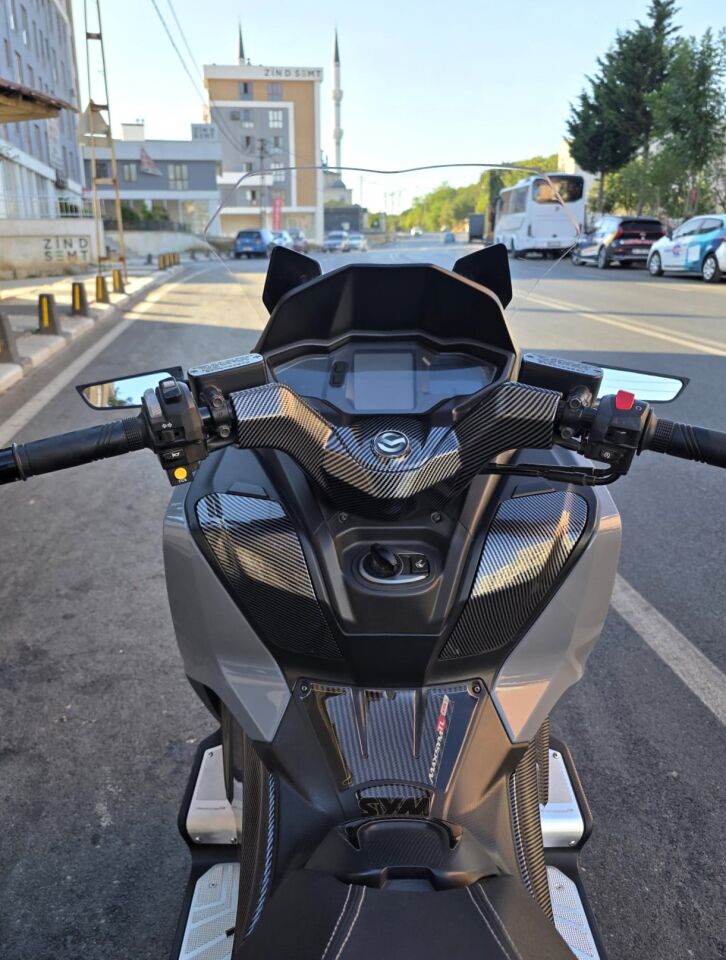 MOTOCAM Sym Maxsym TL 508 Ön Cam 2022-2026 Model 41cm Şeffaf Renkli 4mm SPORTİF